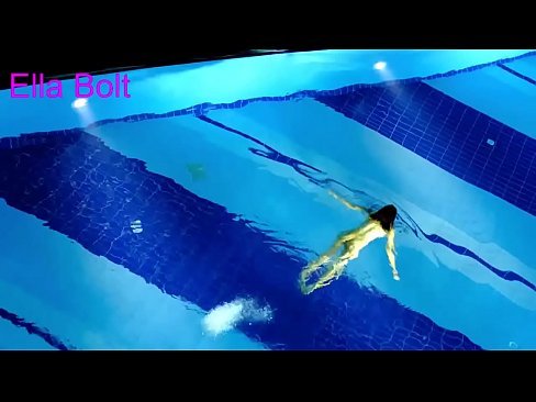 ❤️ Handikwanise kumira kuona, mudiki blonde akabatwa achishambira asina kupfeka muELLA BOLT resort pool ️❌ ️❤