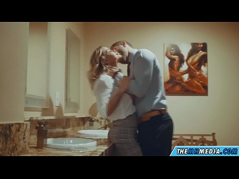 ❤️ Kana blonde ine busty inokukwezvera muchimbuzi cheveruzhinji ️❌ ️❤
